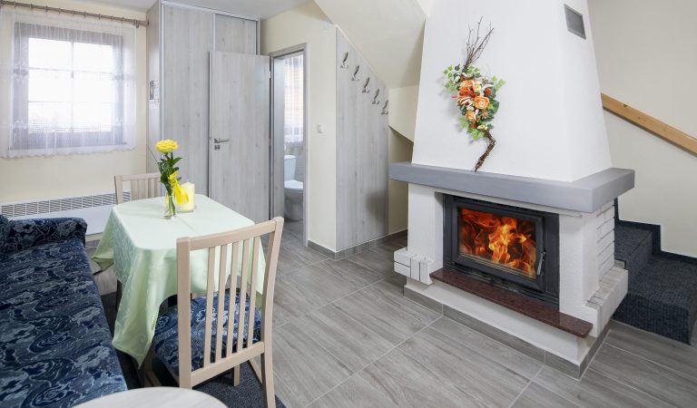 spoločenská s krbom chatka 3